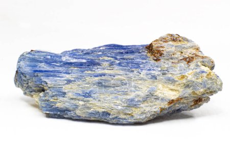 Téléchargez les photos : Morceau de pierre cristalline de kyanite bleu vif isolé sur un fond de surface blanche - en image libre de droit