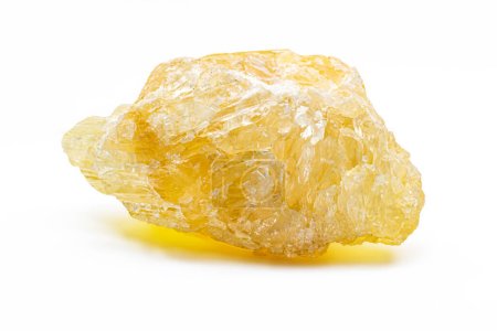 Roher ungeschliffener echter honiggelber Calcit-Kristall, Calciumcarbonat-Mineral mit sichtbarer Struktur Makro isoliert auf einer weißen Hintergrundoberfläche 