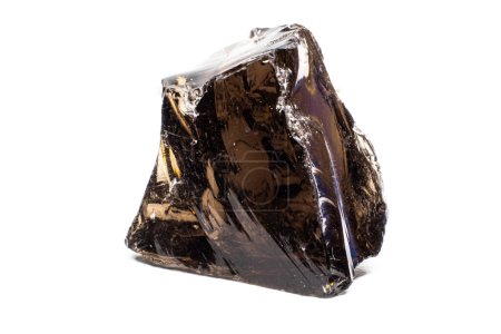 Téléchargez les photos : Cristal brut brillant semi-transparent en verre volcanique obsidienne noir véritable isolé sur une surface de fond blanc macro focalisée - en image libre de droit