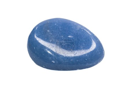 Cristal de angelita azul claro macro, piedra de anhidrita azul tumbada brillante aislada sobre un fondo de superficie blanca