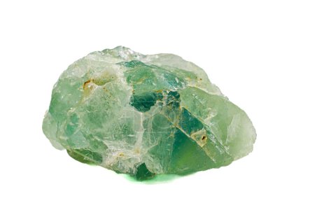 Foto de Macro piedra cruda de cristal de fluorita verde claro aislada sobre un fondo de superficie blanca - Imagen libre de derechos