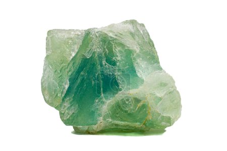 Foto de Macro piedra cruda de cristal de fluorita verde claro aislada sobre un fondo de superficie blanca - Imagen libre de derechos