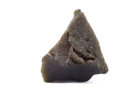 Silberglanz strukturiert Obsidian vulkanisches Glas Brocken isoliert auf einem weißen Hintergrund Oberfläche Makro Nahaufnahme