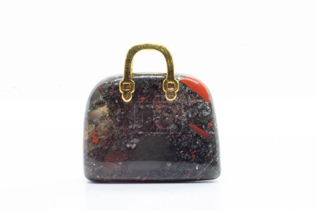 Piedra de sangre Calcedonia, Heliotropo mineral de silicato opaco, Bolsa de tallado de cristal con un mango de metal dorado aislado en la superficie de fondo blanco 