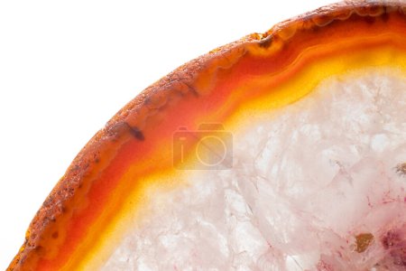 Weißer, dunkler und hellorangefarbener und roter Scheibenkristall aus Achat, gebänderter Chalcedon-Stein isoliert auf einer weißen Hintergrundoberfläche mit Details. Abstraktes Kristallbild mit viel Kopierraum