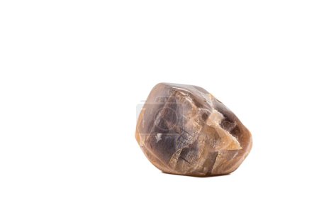 Cristal de pierre de lune de pêche foncé macro-tacheté, minéral de silicate d'aluminium, gemme brune et pêche isolée sur une surface de fond blanche