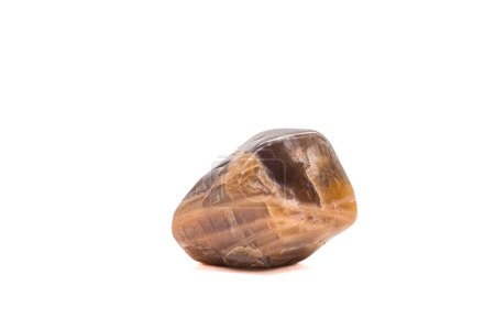 Cristal de pierre de lune de pêche foncé macro-tacheté, minéral de silicate d'aluminium, gemme brune et pêche isolée sur une surface de fond blanche
