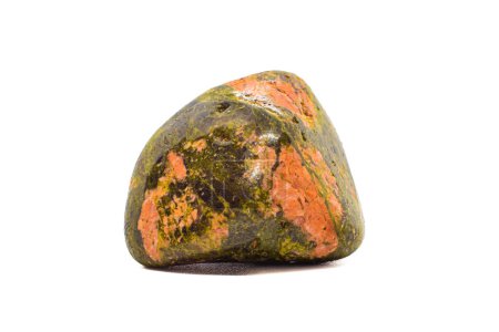 Makro-Trommelsteine aus grünem und orangefarbenem Jaspiskristall, Silikat-Chalcedon-Mineralsorte, isoliert auf weißem Untergrund  
