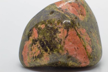 Makro-Trommelsteine aus grünem und orangefarbenem Jaspiskristall, Silikat-Chalcedon-Mineralsorte, isoliert auf weißem Untergrund  