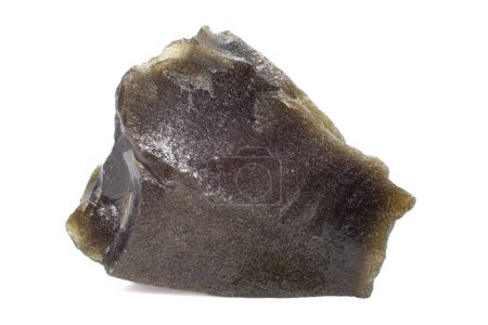 Silberglanz strukturiert Obsidian vulkanisches Glas Brocken isoliert auf einem weißen Hintergrund Oberfläche Makro Nahaufnahme