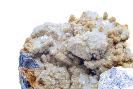 Un amas brut de pyrite, galène, limonite, calcite et sphalérite isolé sur une macro de fond blanc. Divers minéraux cristallisés de sulfure, d'hydroxyde, de fer et de silicate dans la matrice.