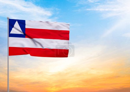 Foto de Ilustración 3D de una bandera de Bahía extendida sobre un asta de la bandera y en el fondo un hermoso cielo con una puesta de sol - Imagen libre de derechos