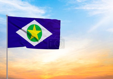 3D-Illustration einer Mato Grosso-Flagge, die an einem Fahnenmast hängt und im Hintergrund ein schöner Himmel mit Sonnenuntergang