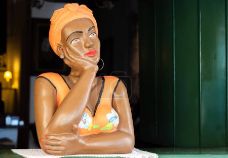 Namoradeira ist eine Frau, die auf die Straße blickt und im Fenster auf einen Freund wartet, brasilianisches Kunsthandwerk