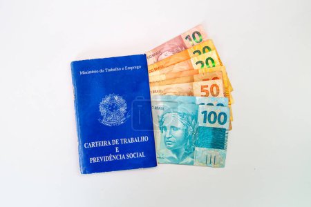 Téléchargez les photos : Sao Paulo, Brésil. 22 AVRIL 2024 : Carte de travail brésilienne. Travail enregistré CLT et argent du Brésil. Salaire minimum réel brésilien - en image libre de droit