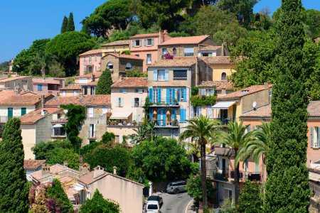 Foto de View on some houses in Bormes-les-Mimosas on a sunny summerday at the Cote d' Azur in France - Imagen libre de derechos