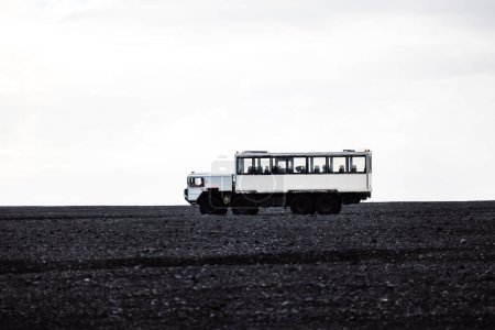 Foto de Turistas en coche en la playa de arena negra de Selheimasandur en el sur de Islandia. Foto de alta calidad - Imagen libre de derechos