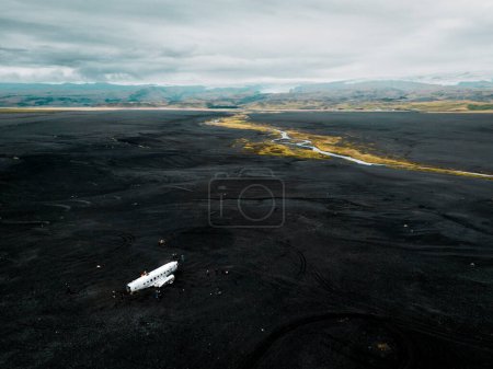 Foto de Se estrelló avión militar en la playa de arena negra Solheimasandur. El accidente del súper avión DC-3 de la Armada de los Estados Unidos aterrizó en Islandia. Playa Solheimasandur, cerca de la ciudad Vik. Foto de alta calidad - Imagen libre de derechos