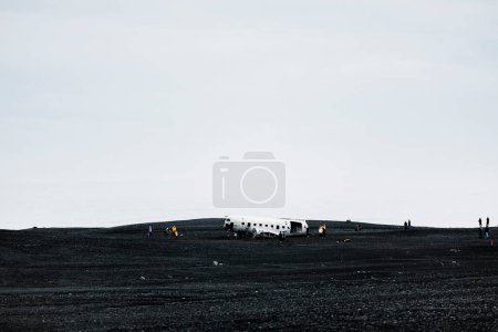 Foto de Se estrelló avión militar en la playa de arena negra Solheimasandur. El accidente del súper avión DC-3 de la Armada de los Estados Unidos aterrizó en Islandia. Playa Solheimasandur, cerca de la ciudad Vik. Foto de alta calidad - Imagen libre de derechos