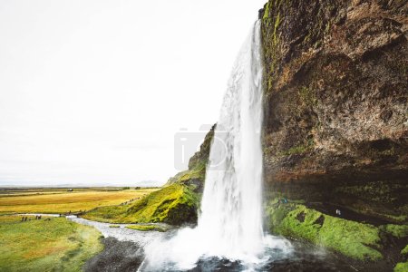 Foto de Vista lateral de Gljufrafoss, o Gljufrabui, cascada, una pequeña cascada escondida en un estrecho cañón cerca del más famoso Seljalandsfoss, al sur de Islandia. Foto de alta calidad. - Imagen libre de derechos