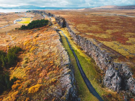 Foto de Vista aérea del Parque Nacional Thingvellir, famosa zona de Islandia justo en el lugar donde se encuentran las placas tectónicas del Atlántico. Patrimonio de la Humanidad por la UNESCO, Islandia occidental, y sitio del Althing. Alto. - Imagen libre de derechos