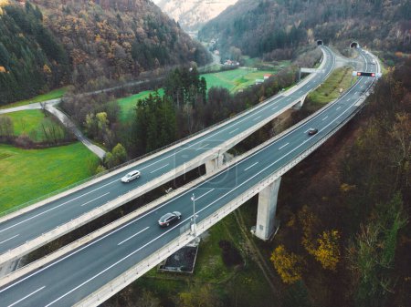 Téléchargez les photos : Drone shoot vue aérienne d'une autoroute à travers la Slovénie. Collines verdoyantes autour. - en image libre de droit