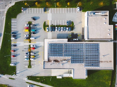 Foto de Vista aérea de la cadena de minoristas de descuento con un gran estacionamiento en algún lugar del campo de Eslovenia. - Imagen libre de derechos