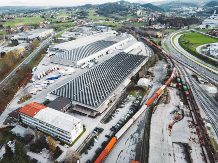 Foto de Vista aérea de paneles solares en edificios industriales. Punto de vista del dron, volando sobre el área industrial, con techos cubiertos de paneles solares. - Imagen libre de derechos