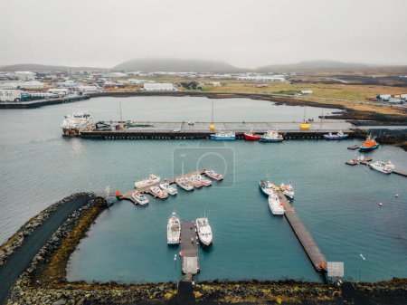Foto de Grindavik pueblo pesquero junto al mar en Islandia. Puerto junto al mar. Día frío de otoño en Islandia Foto de alta calidad - Imagen libre de derechos