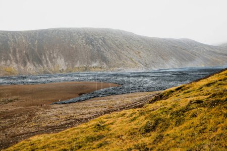 Foto de Volcán activo Geldingadalir, errupción en 2021 - Fagradalsfjall y 2022 - Meradalir. Todavía rocas de lava calientes, vapor que viene de los terrenos. Gris oscuro, rocas volcánicas negras en Islandia. Vista dramática - Imagen libre de derechos
