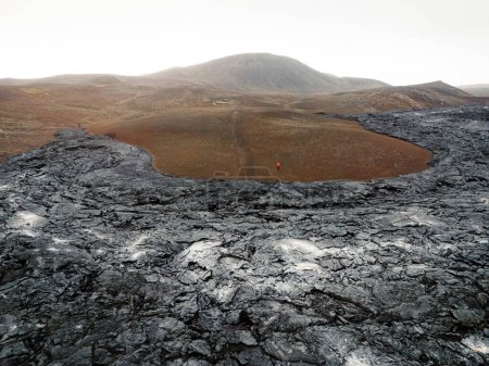 Foto de Volcán activo Geldingadalir, errupción en 2021 - Fagradalsfjall y 2022 - Meradalir. Todavía rocas de lava calientes, vapor que viene de los terrenos. Gris oscuro, rocas volcánicas negras en Islandia. Vista dramática - Imagen libre de derechos