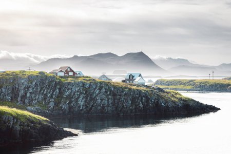 Téléchargez les photos : Belle vue aérienne du port de Stykkisholmskirkja avec bateaux de pêche à Stykkisholmur ville dans l'ouest de l'Islande. Vue sur la ville depuis Sugandisey Cliff avec phare. Maisons colorées célèbres - en image libre de droit