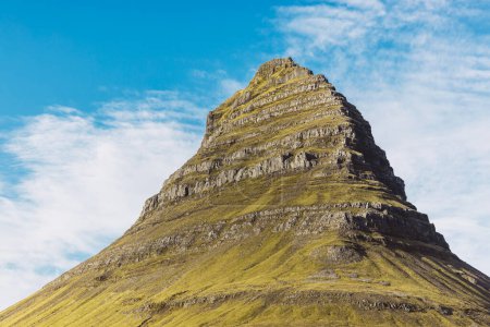 Téléchargez les photos : Vue paysage de Kirkjufellsfoss Dans la journée, ciel bleu et de beaux nuages. La cascade est célèbre et un lieu touristique populaire en Islande. Photo de haute qualité - en image libre de droit