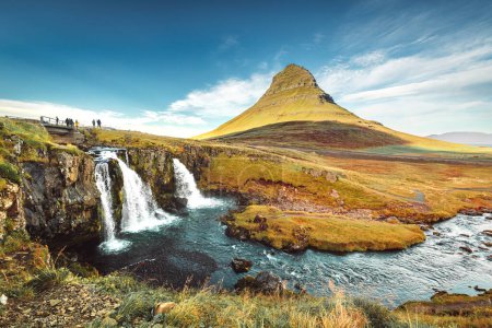 Téléchargez les photos : Vue paysage de Kirkjufellsfoss Dans la journée, ciel bleu et de beaux nuages. La cascade est célèbre et un lieu touristique populaire en Islande. Photo de haute qualité - en image libre de droit
