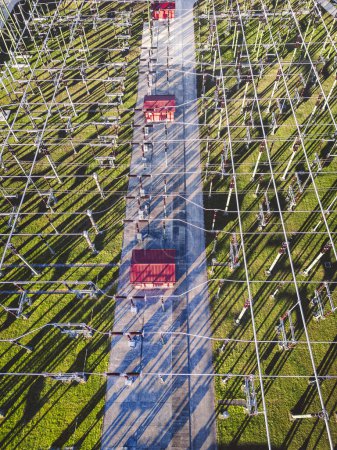 Foto de Subestación de energía eléctrica en el campo de Eslovenia. Campos y bosques que rodean la central eléctrica en los suburbios. Vista aérea. - Imagen libre de derechos