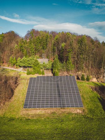 Foto de Aerial view of solar panels. Drone point of view, flying over a hill in the countryside in solar panels. - Imagen libre de derechos