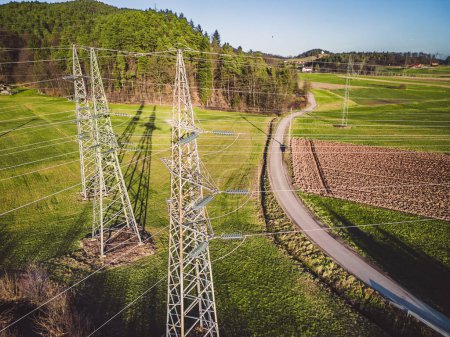 Foto de Subestación de energía eléctrica en el campo de Eslovenia. Campos y bosques que rodean la central eléctrica en los suburbios. Vista aérea. - Imagen libre de derechos
