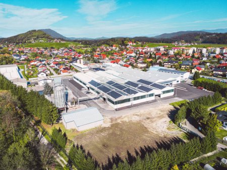 Foto de Vista aérea de una fábrica en los suburbios con techo cubierto con paneles solares. Foto de alta calidad - Imagen libre de derechos