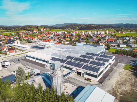 Foto de Vista aérea de una fábrica en los suburbios con techo cubierto con paneles solares. Foto de alta calidad - Imagen libre de derechos