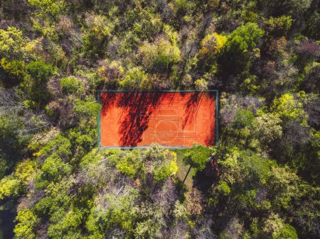 Téléchargez les photos : Tennis court in the forest from aerial top view. High quality photo - en image libre de droit