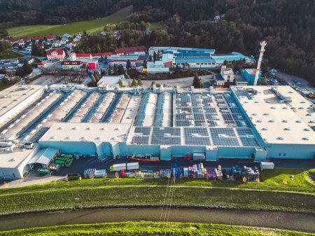 Foto de Vista aérea de una fábrica, instalación de almacén en los suburbios con techo cubierto con paneles solares. Foto de alta calidad - Imagen libre de derechos