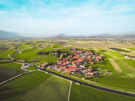 Téléchargez les photos : Drone stills of suburban areas outside the city in the country side on a sunny day. Family homes, modern houses, newly built home in the suburbs. - en image libre de droit