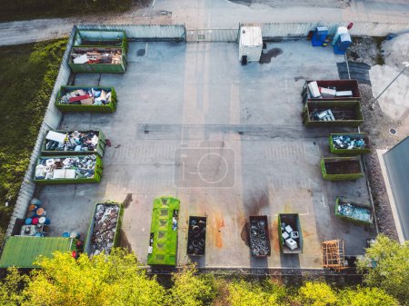 Foto de Vista aérea de una fábrica, almacén en los suburbios. Foto de alta calidad - Imagen libre de derechos
