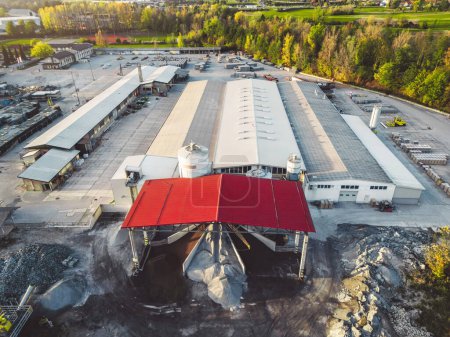 Foto de Vista aérea de una fábrica, gran almacén de la empresa de construcción en el campo. Foto de alta calidad - Imagen libre de derechos