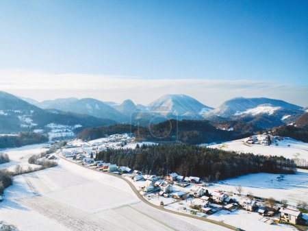 Téléchargez les photos : Vue aérienne de la petite ville d'hiver, neige sur le terrain, journée d'hiver ensoleillée. - en image libre de droit