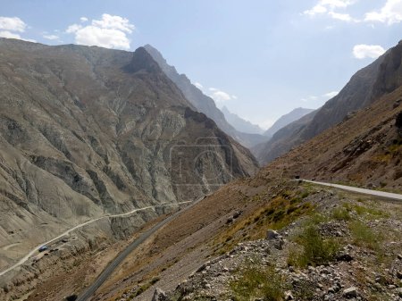 Foto de Pamir Highway es una vista única de Tayikistán que se extiende por más de 1300km y conecta la capital de Dushanbe y la ciudad de Osh en el sur de Kirguistán. - Imagen libre de derechos