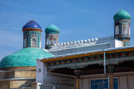 Téléchargez les photos : Les dômes de Kokand sont turquoise et partiellement colorés. Kokand, Ouzbékistan. - en image libre de droit