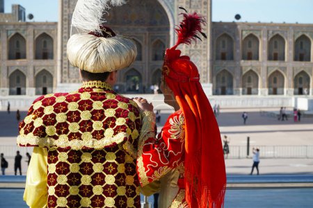 Téléchargez les photos : Le roi avec sa reine sur la place du Registan à Samarcande. - en image libre de droit