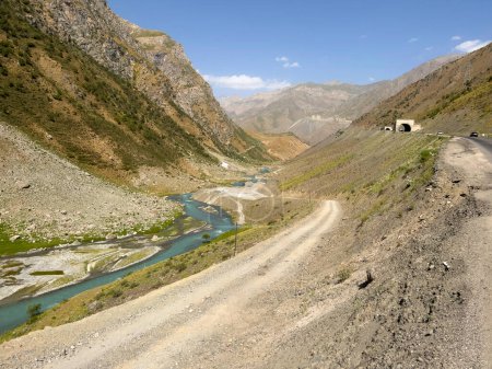Foto de El camino al corredor de Wakhang en Tayikistán. - Imagen libre de derechos