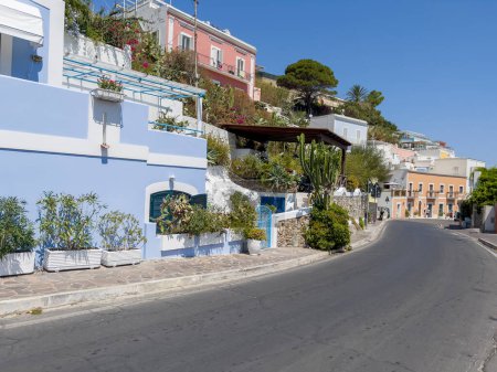 Téléchargez les photos : Les belles maisons colorées à Ponza. - en image libre de droit
